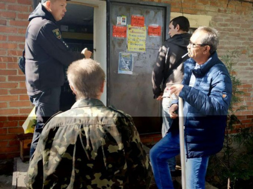 Жители Авдеевки узнали, куда обращаться для добровольного разоружения (ФОТО)