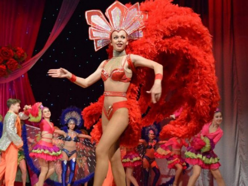 Прекрасной половине Авдеевки подарили большой весенний концерт (ФОТО)