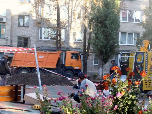 ФОТОФАКТ: строительство новой детской площадки на финишной прямой