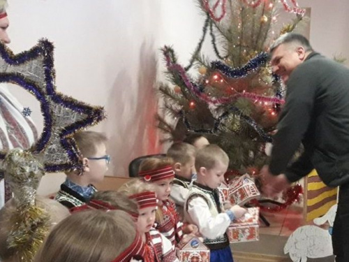 Малыши наведались с колядками в военно-гражданскую администрацию Авдеевки (ФОТО)