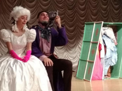 Киевские театралы показали в Авдеевке оригинальную постановку (ФОТО)