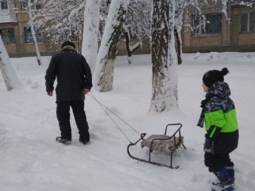 Запорошенная Авдеевка: коммунальщикам - работа, детям - забава (ФОТОРЕПОРТАЖ)
