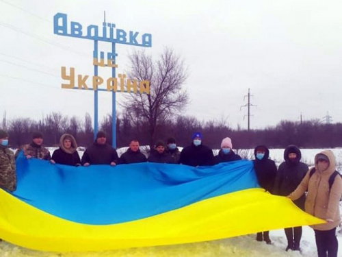 На в'їзді в Авдіївку в День Соборності підняли великий прапор