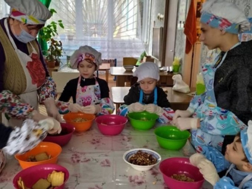 Вихованці "Іскорки" пригостили батьків смачними солодощами