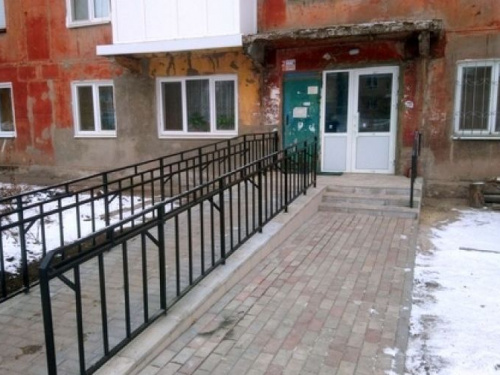 В Авдеевке для маломобильных горожан построили пандусы