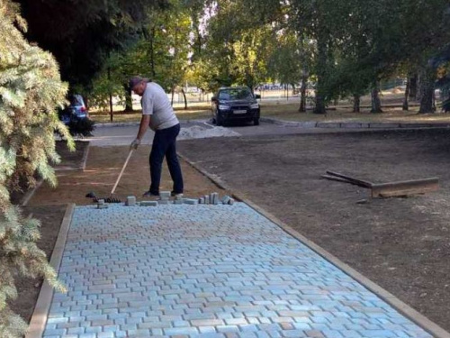 ФОТОФАКТ: в Авдеевке для удобства маломобильных групп обновляют старые тротуары и строят новые