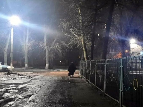 В Авдеевке коммунальщики установили дополнительные фонари уличного освещения возле социальных объектов (ФОТОФАКТ)