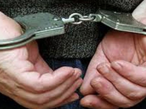 Двое "металлистов" разворовывали поврежденный обстрелами дом в Авдеевке