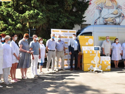 Славянск получил три современных аппарата ИВЛ от Фонда Рината Ахметова