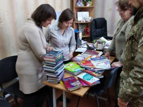 Авдеевские симики развезли книжки и вкусняшки