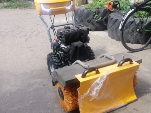 В Авдіївці з’явилась сучасна техніка для прибирання вулиць