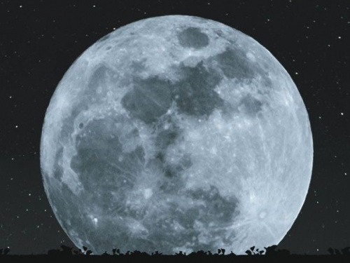 Авдеевцы сегодня увидят уникальную суперлуну сразу после заката: названо время