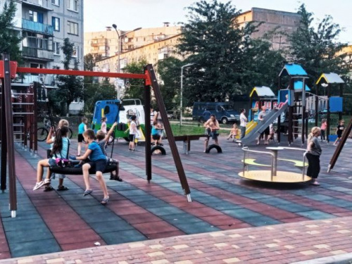На новой детской площадке, подаренной городу Метинвестом, кипит жизнь (ФОТОФАКТ)