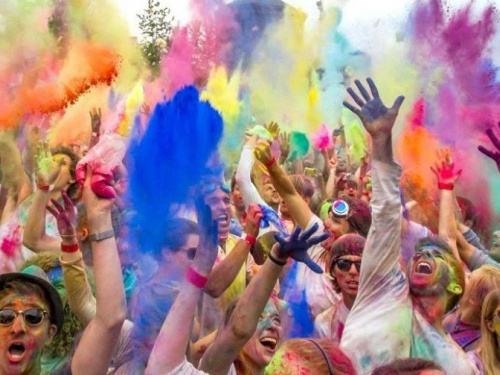 Небо Авдеевки разукрасят краски холи