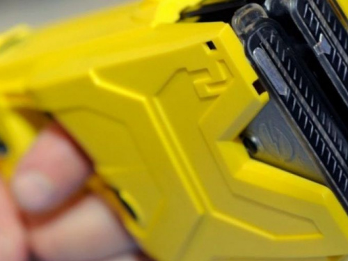 Национальную полицию Украины вооружают электрошокерами