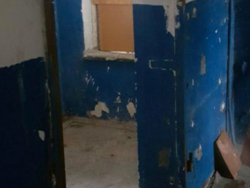 "Криминальный дуэт" оставил без дверей одну из многоэтажек в Авдеевке