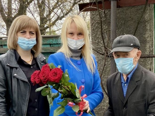 Заводчане поздравили ветеранов с Днём победы (ВИДЕО)