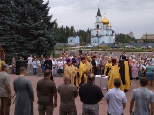 Авдеевка массово помолилась за мир: фоторепортаж