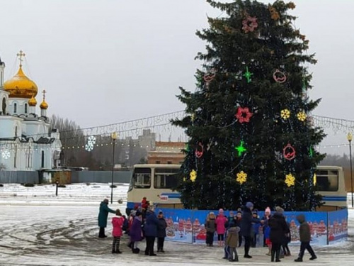 Авдеевцев приглашают стать участниками онлайн конкурса "Фото с чудо-елкой на ДК ТиС"