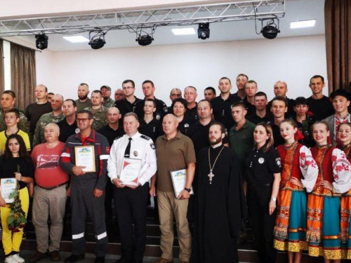 Правоохранители Авдеевки принимали поздравления (ФОТО)