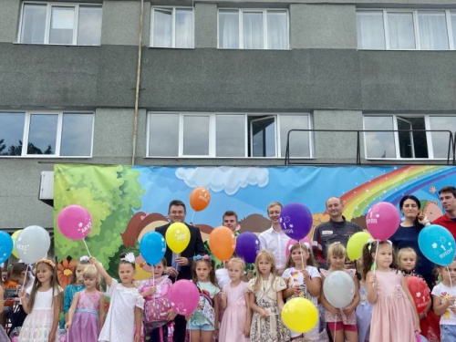 Дети авдеевских коксохимиков получили в подарок школьные наборы от Метинвеста (ВИДЕО)