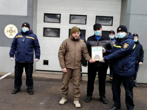 Спасателям Авдеевки вручили комплекты новой спецодежды