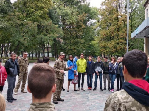Защитники Авдеевки получили медикаменты, авдеевские школьники - тренировку, а жители прифронтовых поселков - хлеб