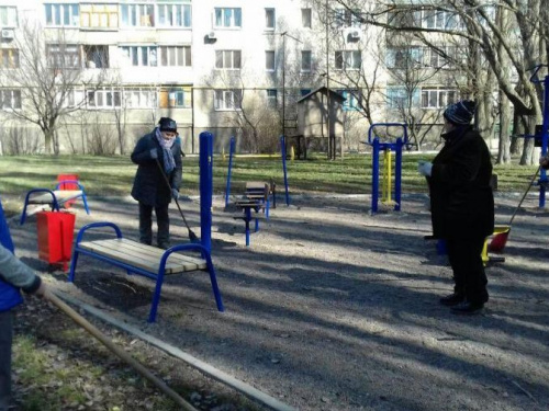 В Авдеевке кипела работа на спортивной площадке (ФОТОФАКТ)