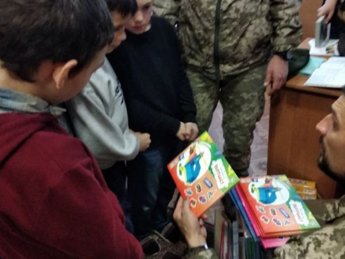 Авдеевские «симики» доставили подарки детям и военным, а также помогли вернуть свет (ФОТО)