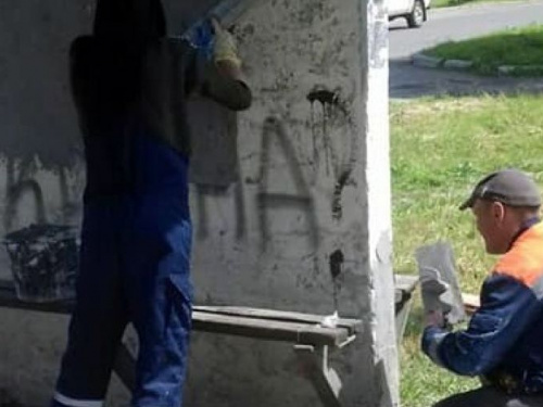 Комунальники Авдіївки продовжують ремонтувати старі автобусні зупинки