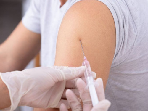 Украинцам запретят ходить на работу и в школу без прививок