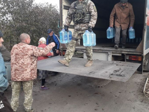Вода, хлеб и духовная пища: авдеевские «симики» помогают военным и гражданским (ФОТО)