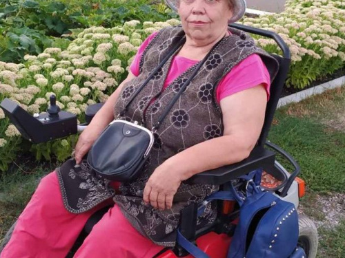 В авдеевском терцентре помогли маломобильной пожилой женщине попасть к врачу