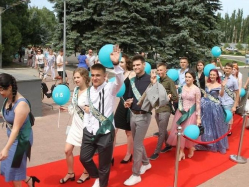 Дворец культуры подготовил для выпускников школ ещё один подарок - фото с общегородского, грандиозного мероприятия