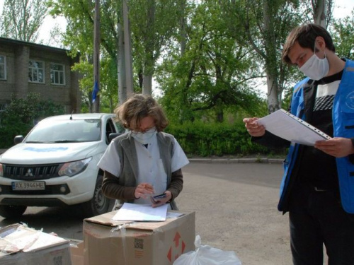 Персоналу авдеевской центральной городской больницы передали средства для защиты от COVID-19