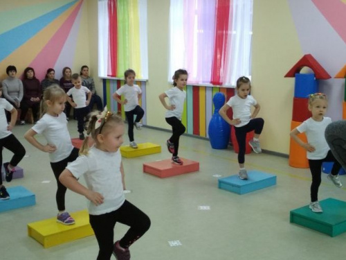 Авдеевские малыши осваивают степ-аэробику