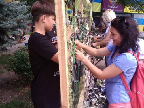 В Авдеевке  руками и творчеством помогали военным (ФОТО)