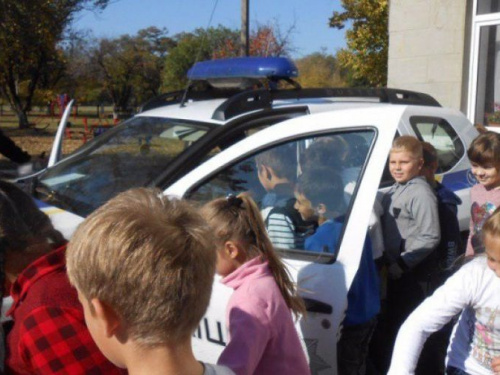 Авдеевский полицейские обучили правилам дорожного движения юных пешеходов (ФОТО)