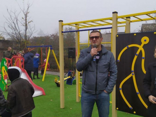 Детвору в старой части Авдеевки порадовали новым местом отдыха: фоторепортаж