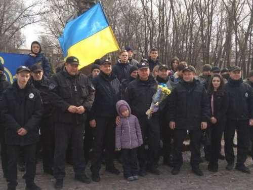 Авдіївські правоохоронці влаштували поетичний флешмоб до дня народження великого Кобзаря (ФОТО+ВІДЕО)