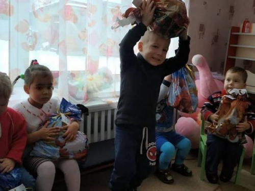 Детям из Авдеевки и еще трех прифронтовых населенных пунктов  устроили новогоднее чудо  (ФОТО)