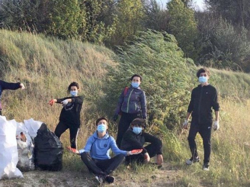 Авдеевские школьники убрали мусор на карьере