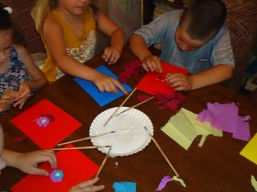 Авдеевские дети готовятся поздравить пап (ФОТО)