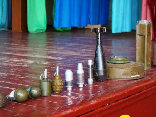 Школьников Авдеевки "вооружили" знаниями на случай выявления "взрывных" опасностей (ВИДЕО)