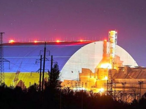 Ко Дню флага и Дню Независимости Украины подсветили арку укрытия ЧАЭС