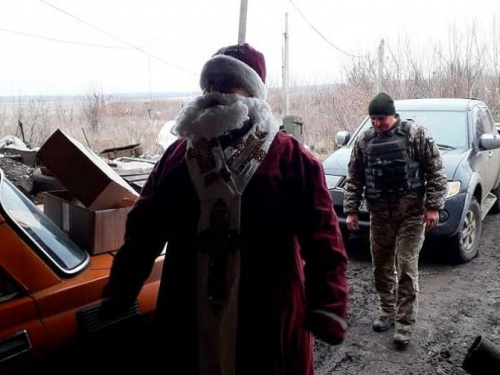 Авдеевские "симики"  помогли доставить военным угощения и создать праздничное настроение в Рождество