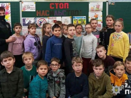 В Авдеевке полицейские в игровой форме рассказали школьникам что такое насилие и как с ним бороться