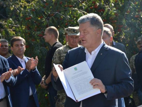Важный для украинских военных закон Президент Украины подписал в прифронтовой Авдеевке (ФОТОФАКТ)