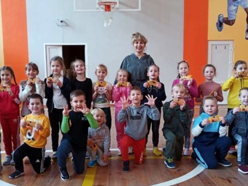 В Авдіївці першачки опорної школи провели спортивні змагання
