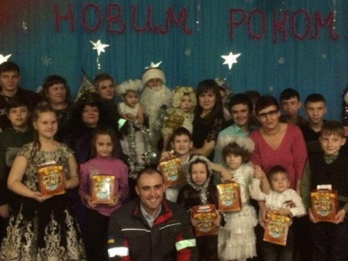 В Авдеевке воспитанникам "Искорки" устроили праздник и одарили подарками (ФОТО)